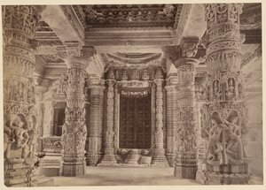 Porte et piliers supérieurs, temple de Delwara, Mont Abou