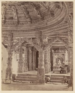 Intérieur du temple Delwara montrant les piliers et le dôme du toit, Mont Abu