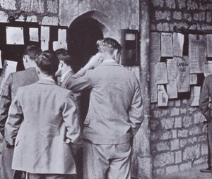 Après le Hall, regardant le tableau d