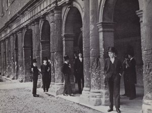 Devant les chambres, Eton, attendant que les maîtres sortent