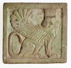 Plaque avec sphinx persan ailé, vers 525-401 av. J.-C.