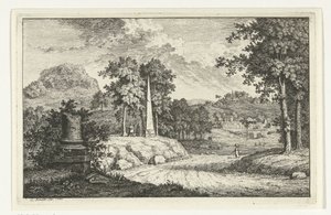 Paysage vallonné avec obélisque le long de la route