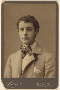 Walter Thomas [jeune homme en nœud papillon et œillet au revers de son manteau] - Lewis