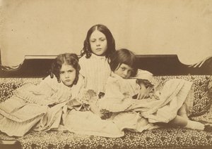 Edith, Ina et Alice Liddell sur un canapé, été 1858