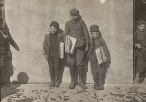 John Pento, 14 ans, Daniel et Angelo Pento, 7 ans, vendant des journaux, Hartford, Connecticut - Lewis Hine