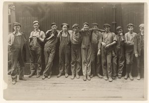 Groupe de jeunes boursiers travaillant dans une conserverie à Indianapolis, Indiana - Lewis W. Hine