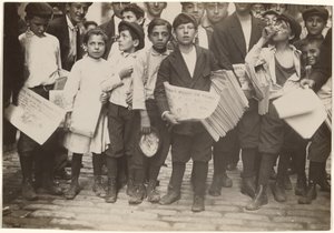 [Foule de Newsies, dont une fille] - Lewis W. Hine