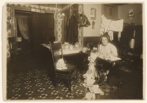 [Travail à domicile (femme à la machine à coudre)] - Lewis W. Hine