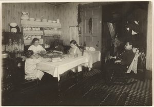 Travailleurs à domicile - Cracking Nuts, New York City - Lewis W. Hine