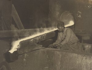 [Aide-mouleur, usine de locomotives Baldwin] - Lewis W. Hine