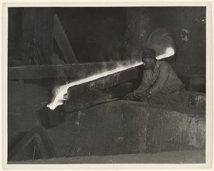 [Aide-mouleur, Baldwin Locomotive Works, Eddystone, Pennsylvanie]. - Lewis W. Hine