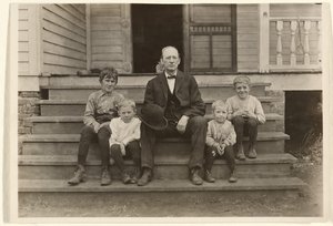 [M. Smith, contremaître à Wylie Mill, avec quatre enfants, Chester, Caroline du Sud.] - Lewis W. Hine