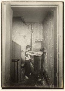Un robinet pour tout le quartier, N.Y. - Lewis W. Hine
