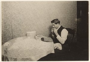 Rolling Cigarettes in N.Y. Tenement/[Homework] (en anglais) - Lewis W. Hine