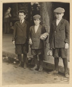[Trois garçons dans la rue de la ville en culottes et bonnets] - Lewis W. Hine