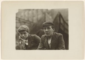 Deux garçons en manteaux et casquettes, New Jersey - Lewis W. Hine