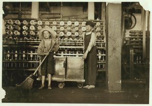 Ronald Webb, 12 ans, et Frank Robinson, 7 ans, fils du chef de salle des cartes, qui balaie et doffe (débarrasse les bobines pleines) aux Roanoke Cotton Mills, Virginie, 1911 - Lewis Wickes Hine