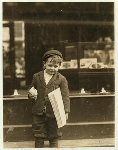 Tommy Hawkins, garçon de journaux de 5 ans, mesurant seulement 3 pieds 4 pouces, travaillant à St. Louis, Missouri, 1910 - Lewis Wickes Hine