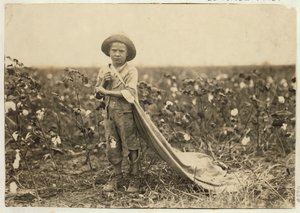 Warren Frakes, 6 ans, avec environ 20 livres de coton dans son sac à Comanche County, Oklahoma, 1916