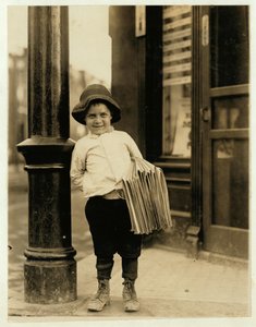 Garçon de journaux de 6 ans, connu sous le nom de Little Fattie et mesurant seulement 3 pieds 4 pouces, travaillant depuis un an à St. Louis, Missouri, 1910 - Lewis Wickes Hine
