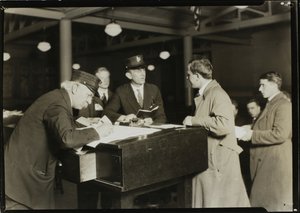 Un gros plan sur Ellis Island - Lewis Wickes Hine