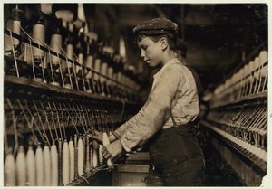 Un doffer remplace des bobines pleines au Globe Cotton Mill, Augusta, Géorgie, 1909 - Lewis Wickes Hine