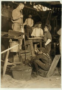 Souffleur et garçon de moule à Seneca Glass Works, Morgantown, Virginie-Occidentale, 1908 - Lewis Wickes Hine