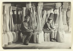 Garçons dans la salle d