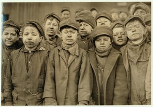 Garçons briseurs (qui trient le charbon à la main) à Hughestown Borough Coal Co. Pittston, Pennsylvanie, 1911 - Lewis Wickes Hine