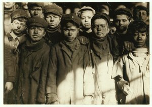 Garçons de Brise (qui trient le charbon à la main) à Hughestown Borough Coal Co. Pittston, Pennsylvanie, 1911 - Lewis Wickes Hine
