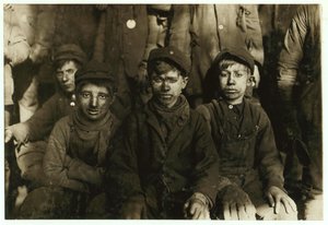 Garçons briseurs (qui trient le charbon à la main) à Hughestown Borough Coal Co. Pittston, Pennsylvanie, 1911