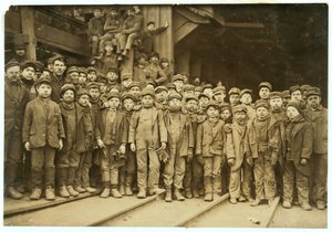Garçons briseurs triant le charbon à la main à Ewen Breaker de Pennsylvania Coal Co, South Pittston, Pennsylvanie, 1911 - Lewis Wickes Hine
