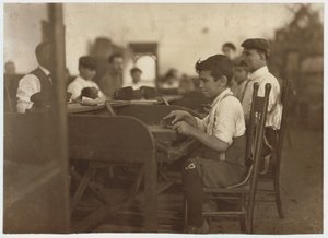 Apprenti enfant à la fabrique de cigares De Pedro Casellas, Tampa, Floride, 1909 - Lewis Wickes Hine