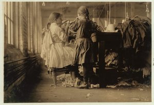 Enfant enfileur et boucleur dans les usines de bonneterie Loudon, Tennessee, 1910 - Lewis Wickes Hine