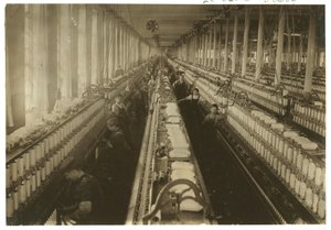 Enfants travaillant dans la salle de filature à Cornell Mill, Fall River, Massachusetts, 1912 - Lewis Wickes Hine