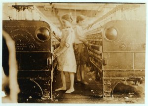 Elsie et Sadie travaillant aux Yazoo City Yarn Mills, Mississippi, elles disaient avoir 13 ans, 1911