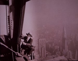 Empire State Building en construction, montrant un inspecteur vérifiant le travail - Lewis Wickes Hine