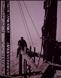 Empire State Building en construction, montrant un boulonneur avec une clé - Lewis Wickes Hine