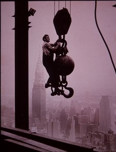 Empire State Building en construction, montrant un membre de l