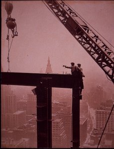 Empire State Building en construction, montrant la pose d