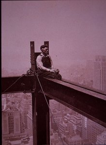 Empire State Building en construction, montrant un ouvrier prenant une pause - Lewis Wickes Hine
