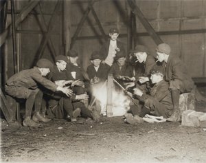 Bande de vendeurs de journaux à 22h00, 1910 - Lewis Wickes Hine