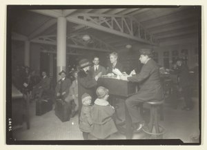 Famille allemande, interprète et enregistreur à Ellis Island - Lewis Wickes Hine