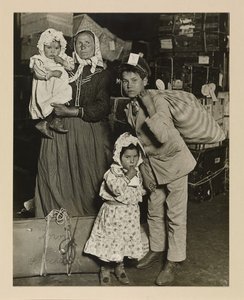 Famille italienne cherchant des bagages perdus, Ellis Island - Lewis Wickes Hine