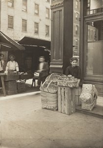 Lena Lochiavo - 11 ans, vendeuse de paniers et de bretzels, au marché de Sixth Street devant le saloon - Lewis Wickes Hine