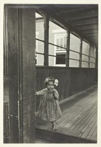 Petite fille debout à l