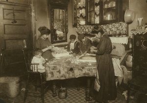 Mme Mette et ses enfants (Josephine 13 ans, Nicholas 6 ans et Johnnie 8 ans gagnant ensemble seulement 40-50 cents par jour) fabriquant des fleurs dans un taudis sale de New York, 1911 - Lewis Wickes Hine