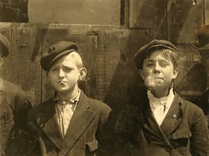 Les vendeurs de journaux en pause cigarette, St. Louis, Missouri. 1910 - Lewis Wickes Hine