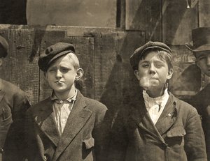 Camelots prenant une pause cigarette, St. Louis, Missouri, 1910 - Lewis Wickes Hine