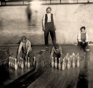Pinboys dans une salle de bowling du métro, 65 South Street, Brooklyn, New York, 1910 - Lewis Wickes Hine